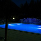 piscine-exterieure-de-nuit-eclairee-camping-domaine-gil