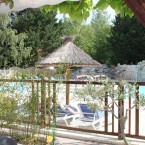 piscine-exterieure-vue-depuis-restaurant-domaine-gil-vals-les-bains