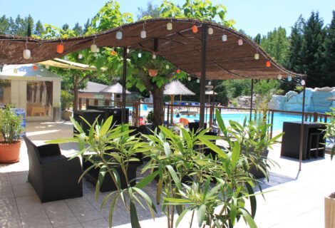 Domaine de Gil - Terrasse - Vue piscine