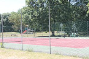 Tennis et aire de jeux enfants